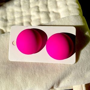 earrings (big studs)